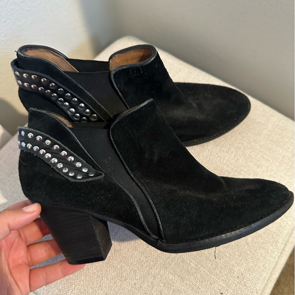 Suede booties with studs size 10